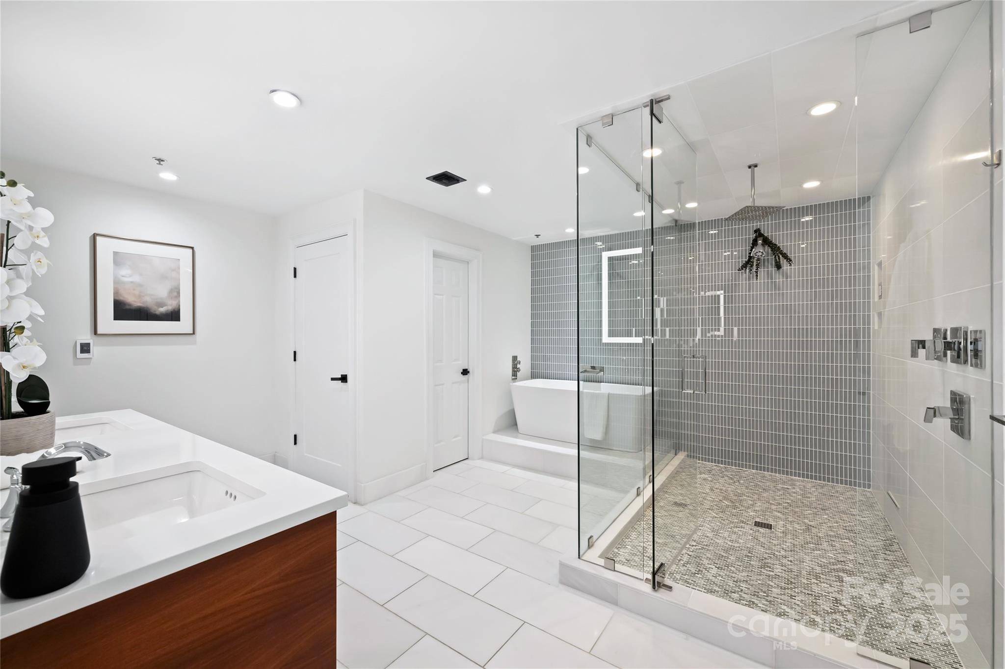 127 N Tryon Street Unit: 615