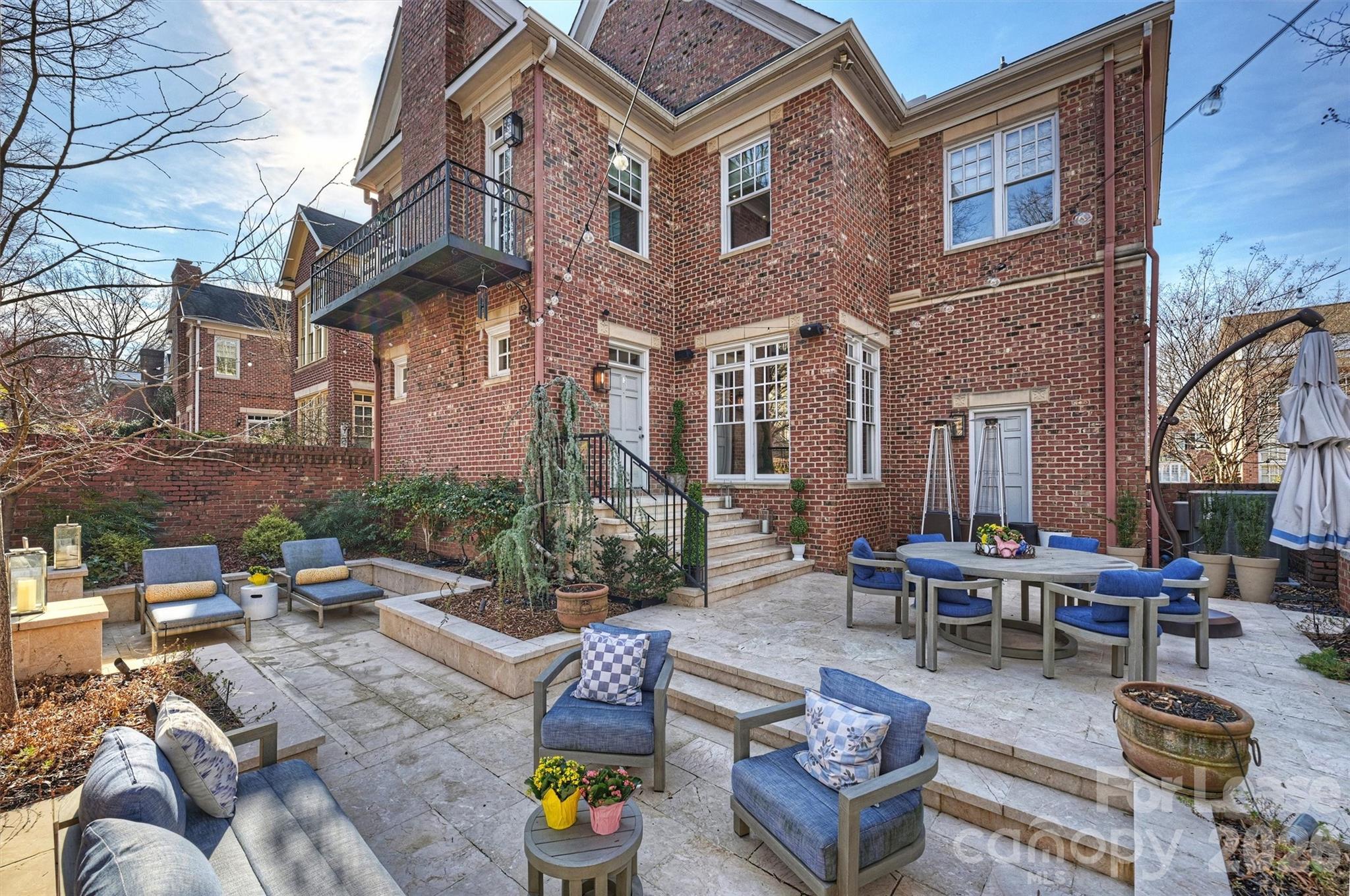 1124 Dilworth Crescent Row