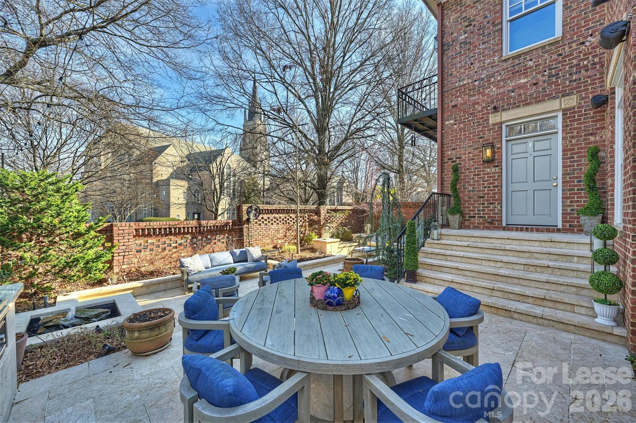 1124 Dilworth Crescent Row