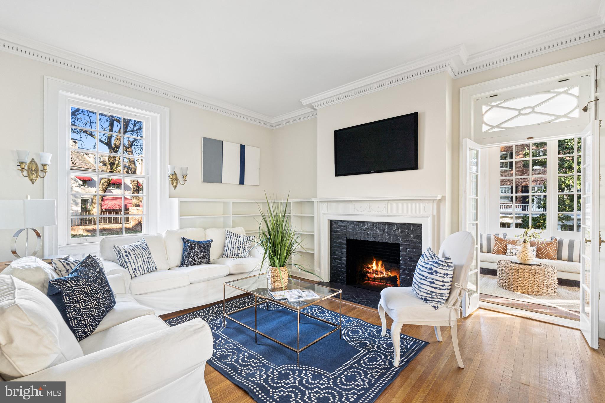 818 W University PARKWAY