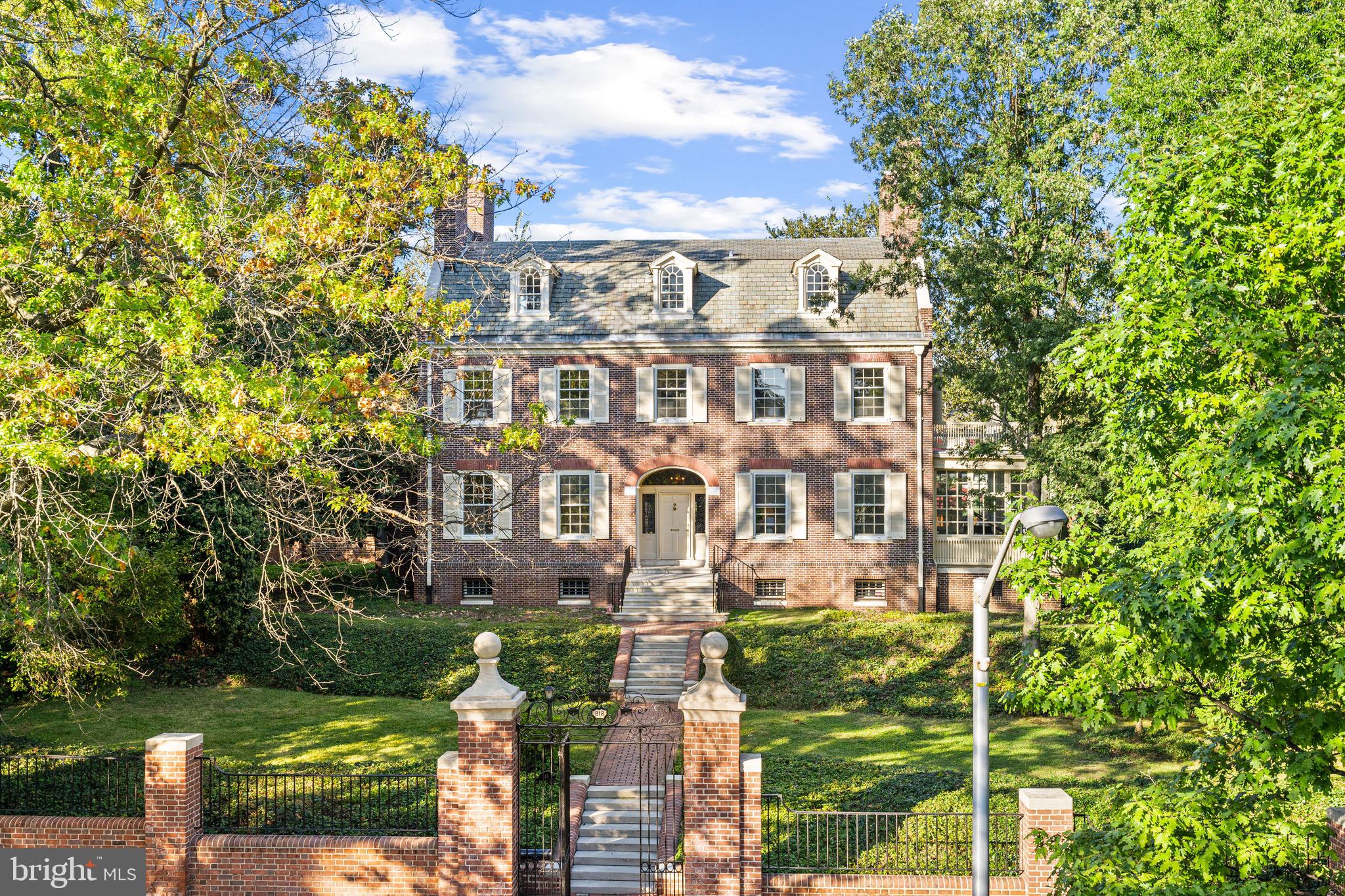 818 W University PARKWAY