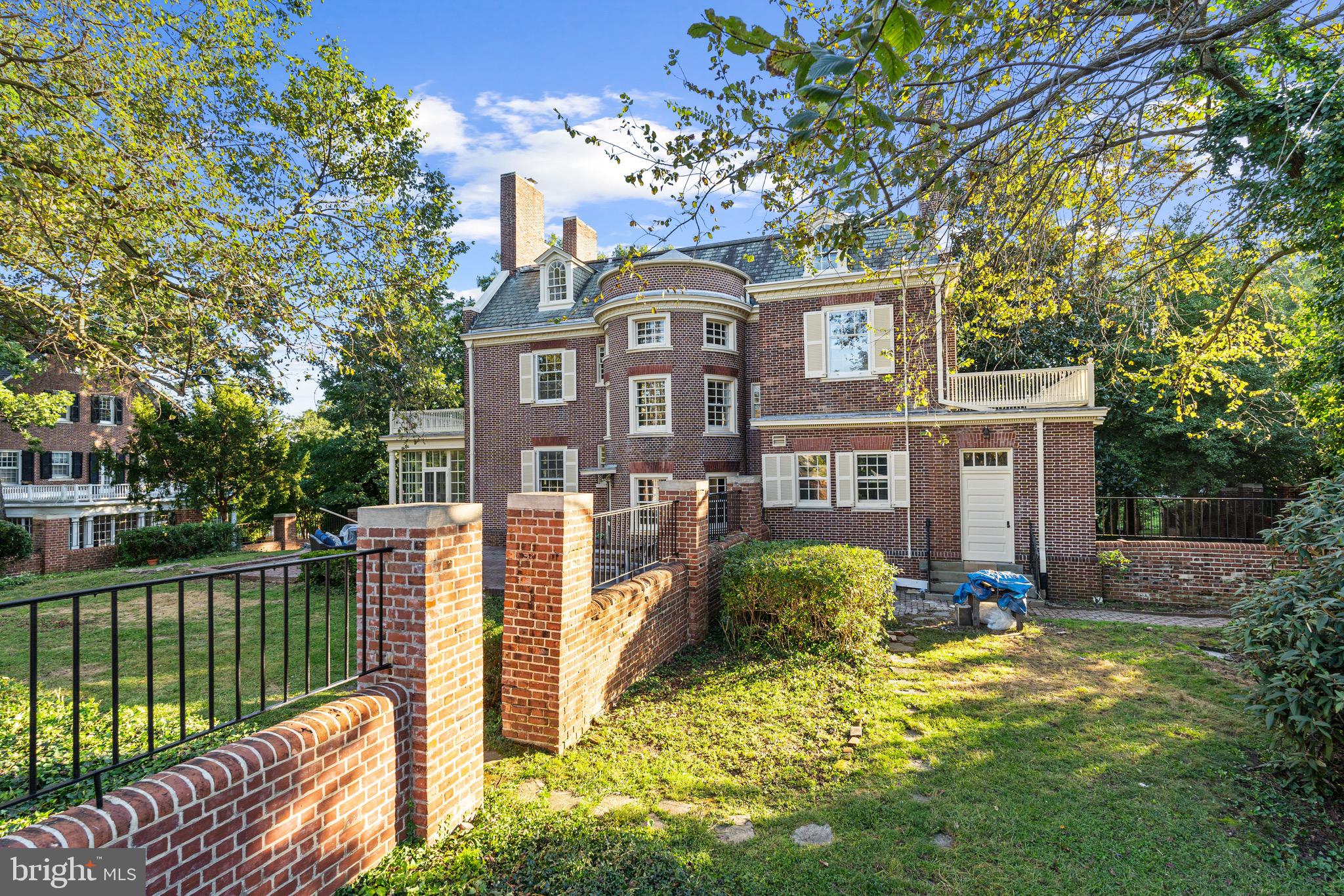 818 W University PARKWAY