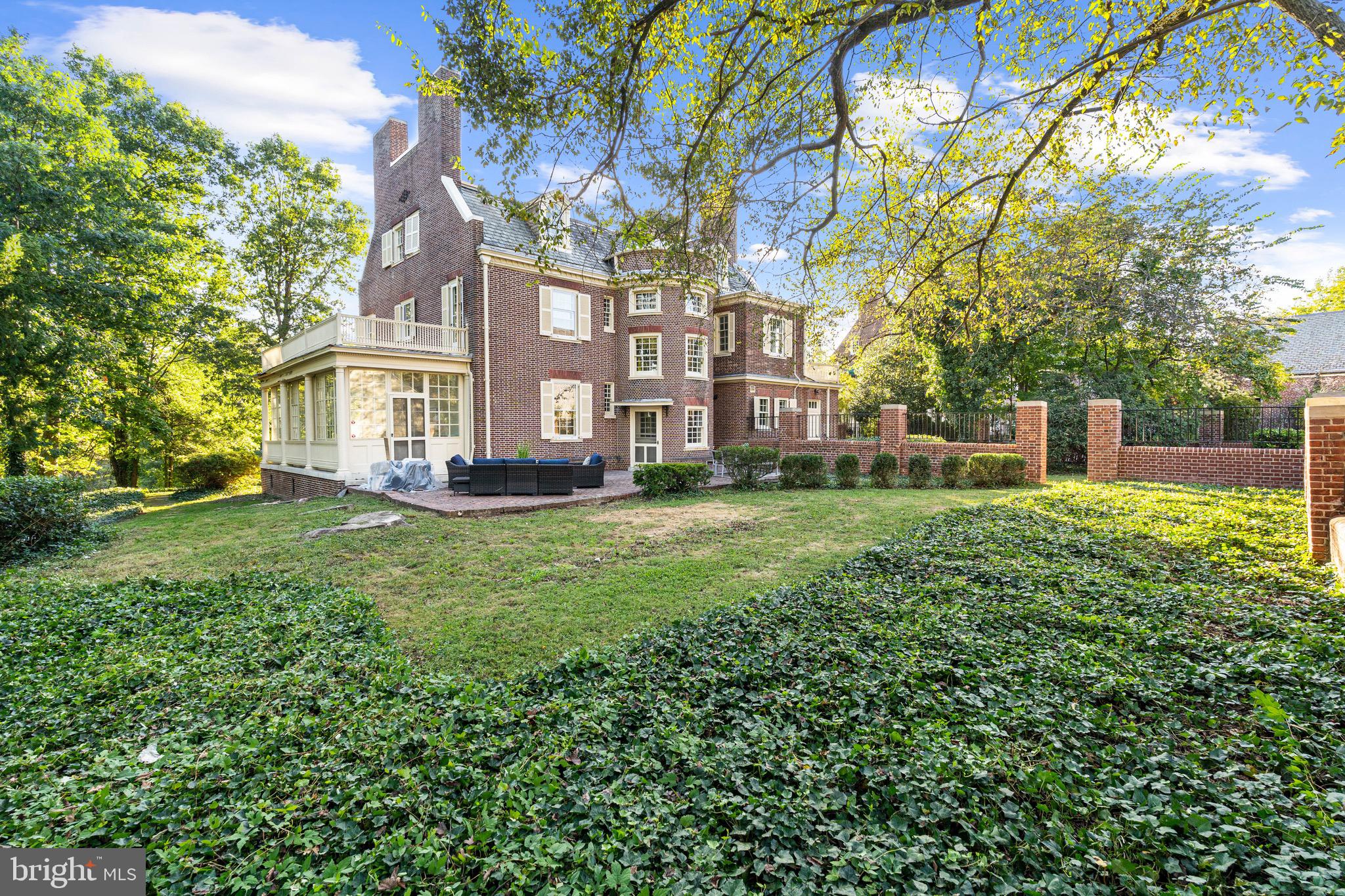 818 W University PARKWAY