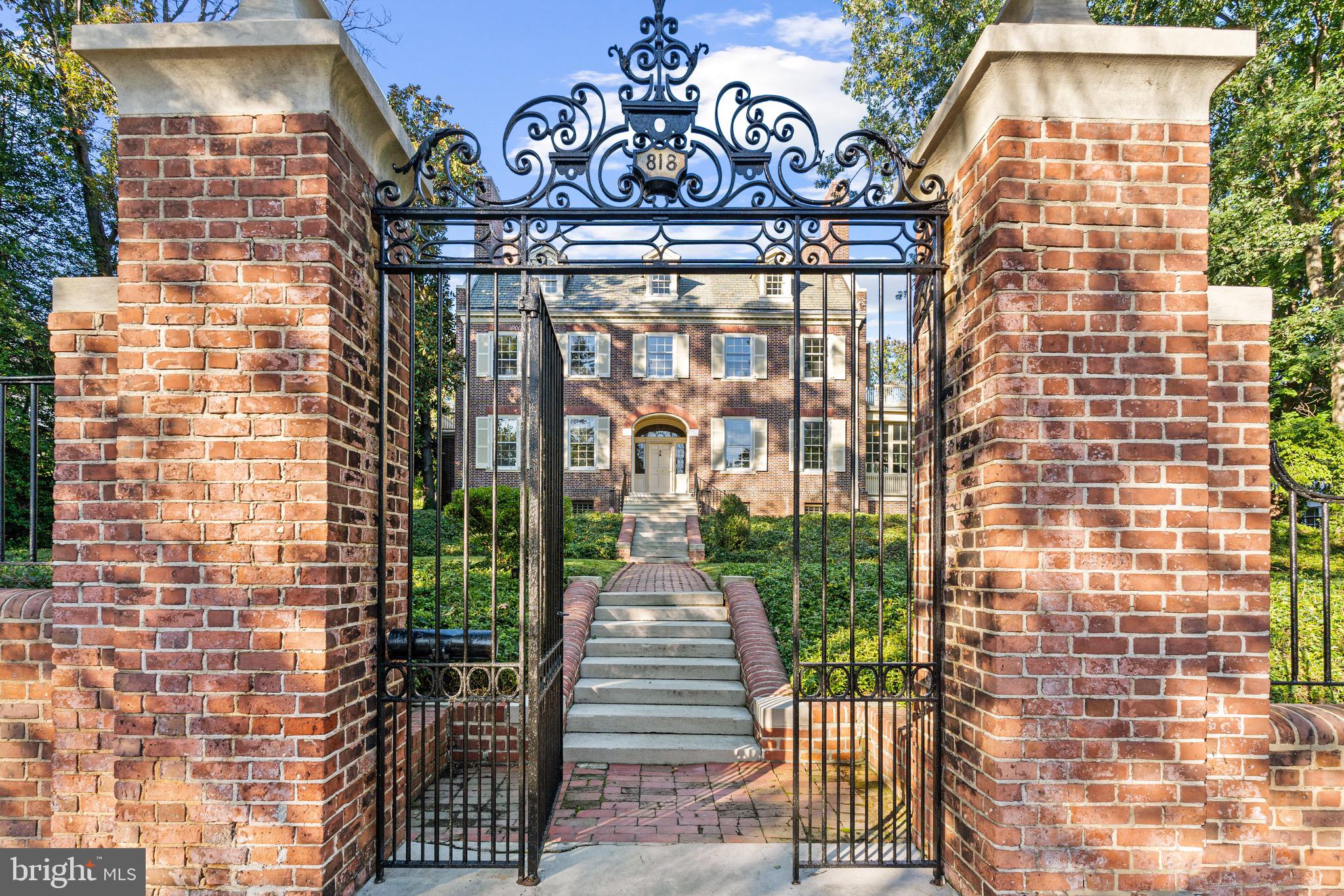 818 W University PARKWAY