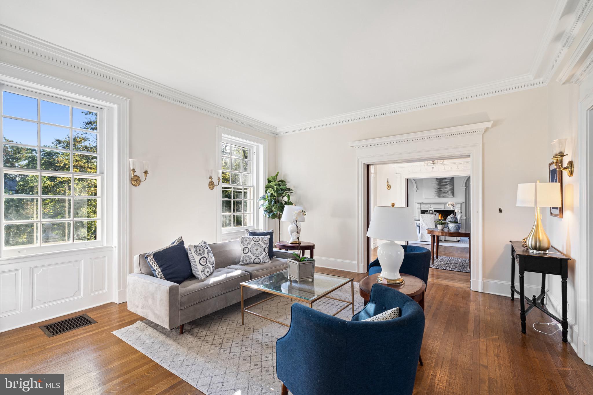 818 W University PARKWAY