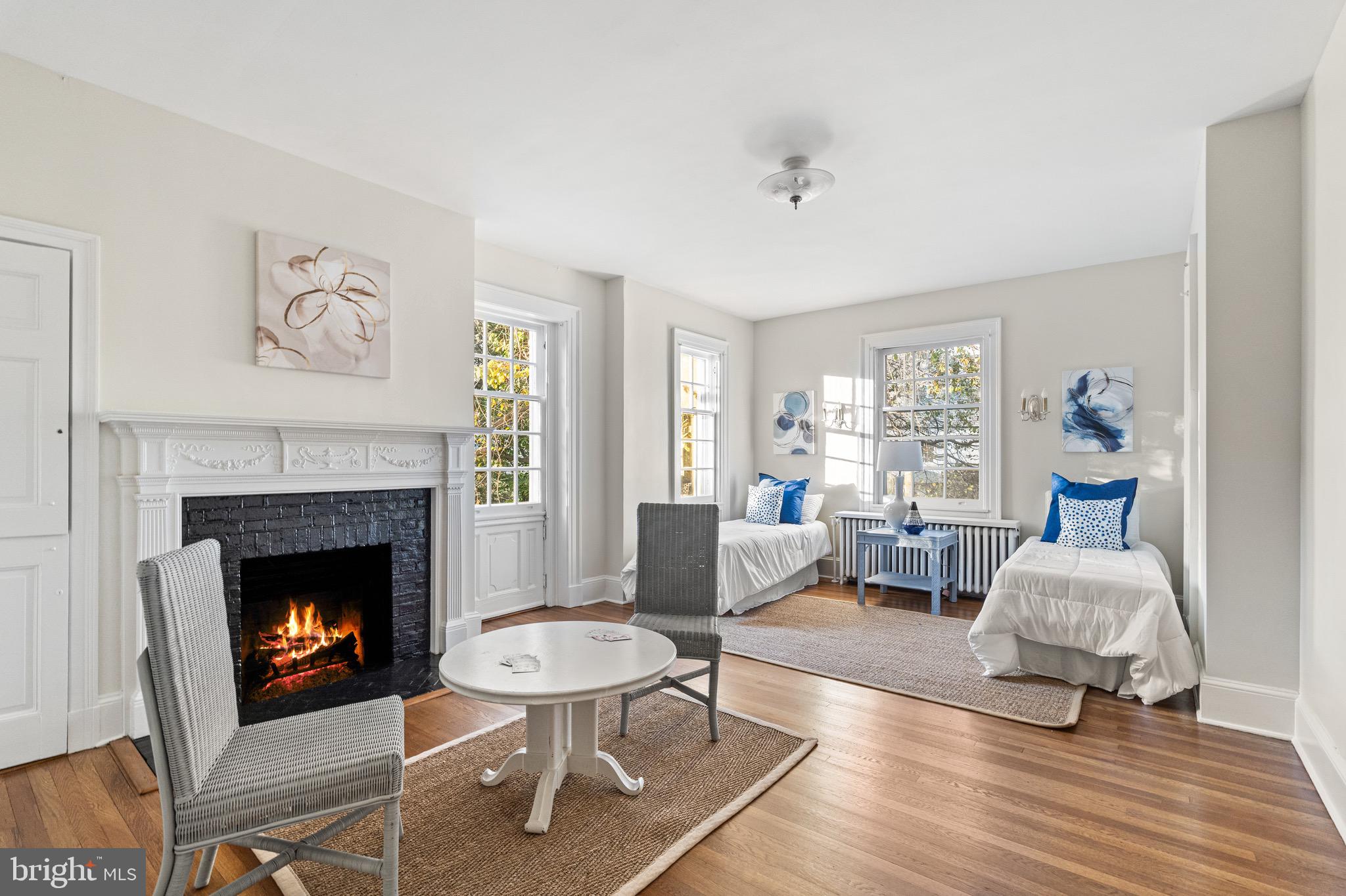 818 W University PARKWAY