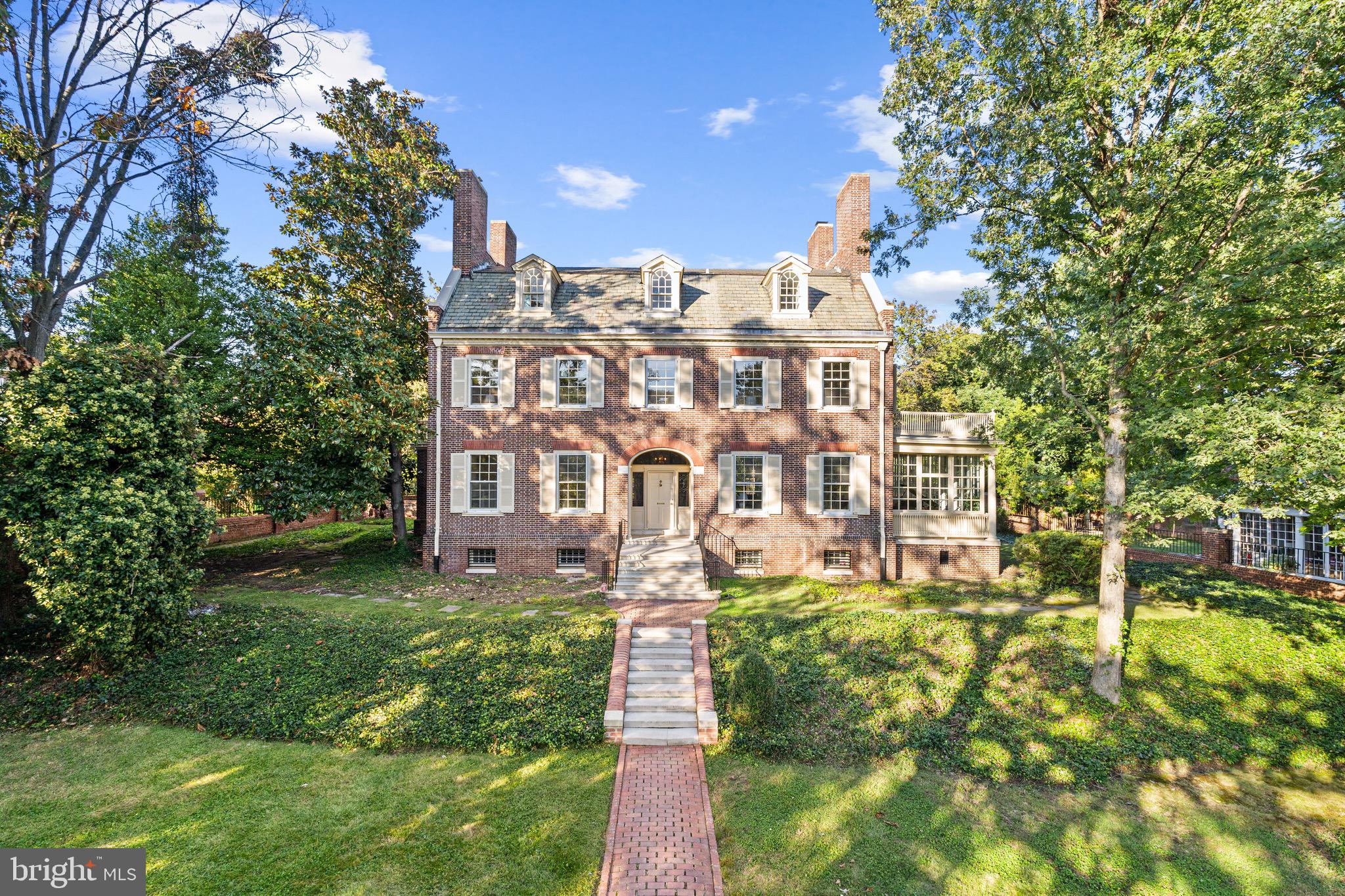 818 W University PARKWAY
