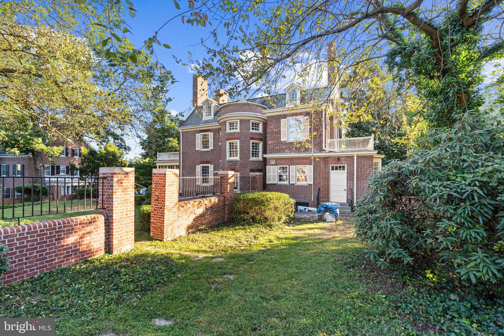 818 W University PARKWAY