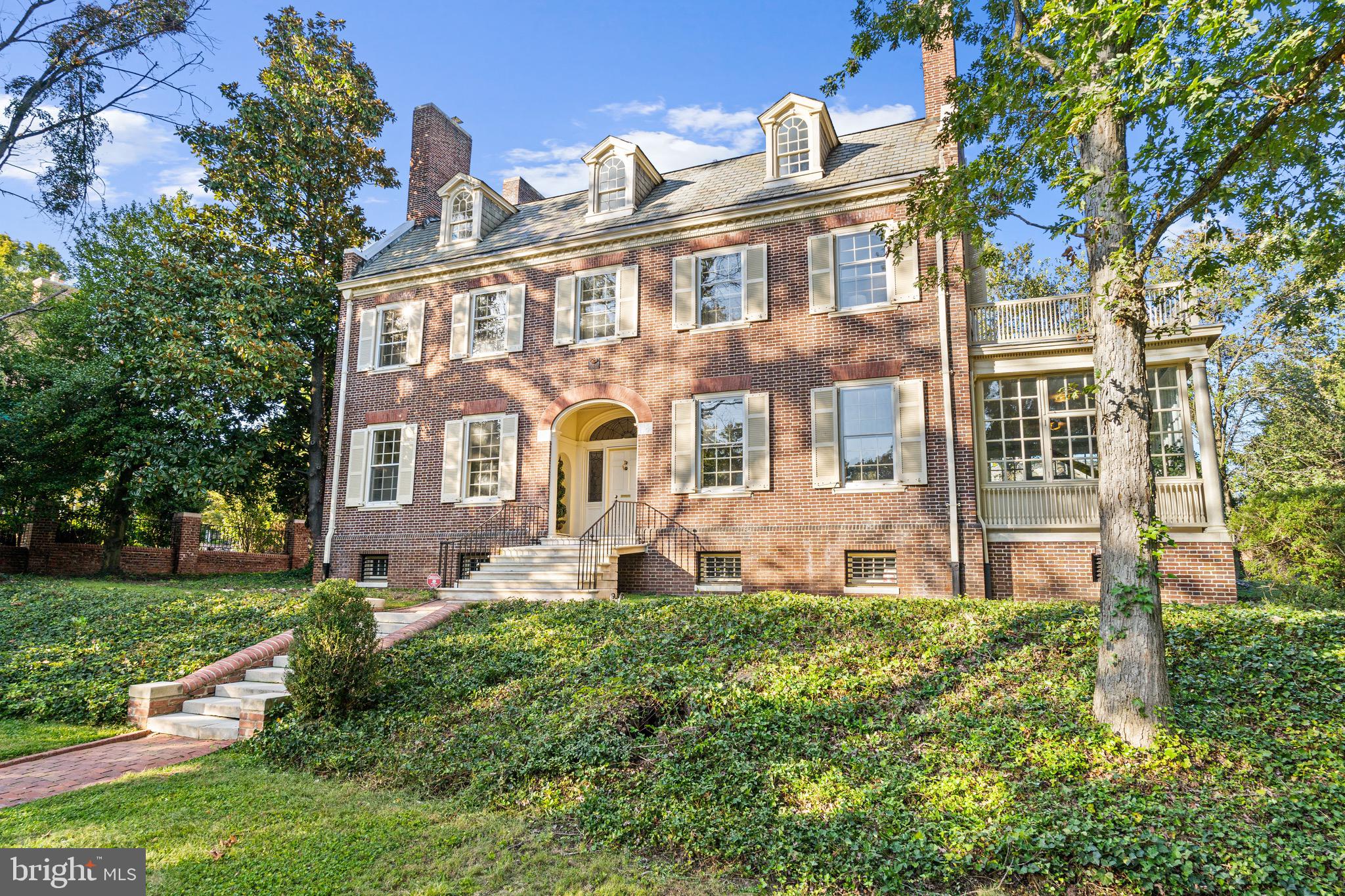 818 W University PARKWAY