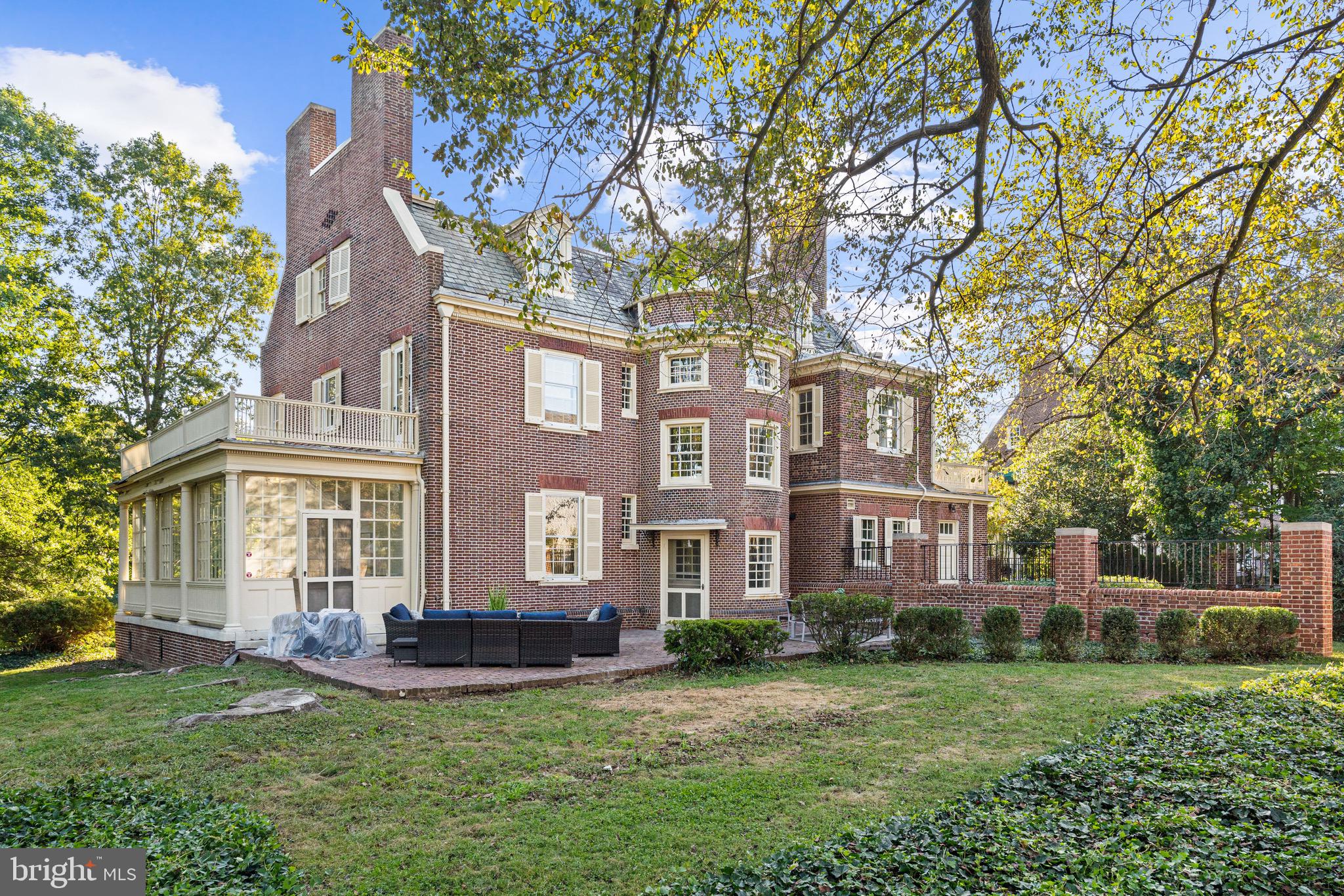 818 W University PARKWAY