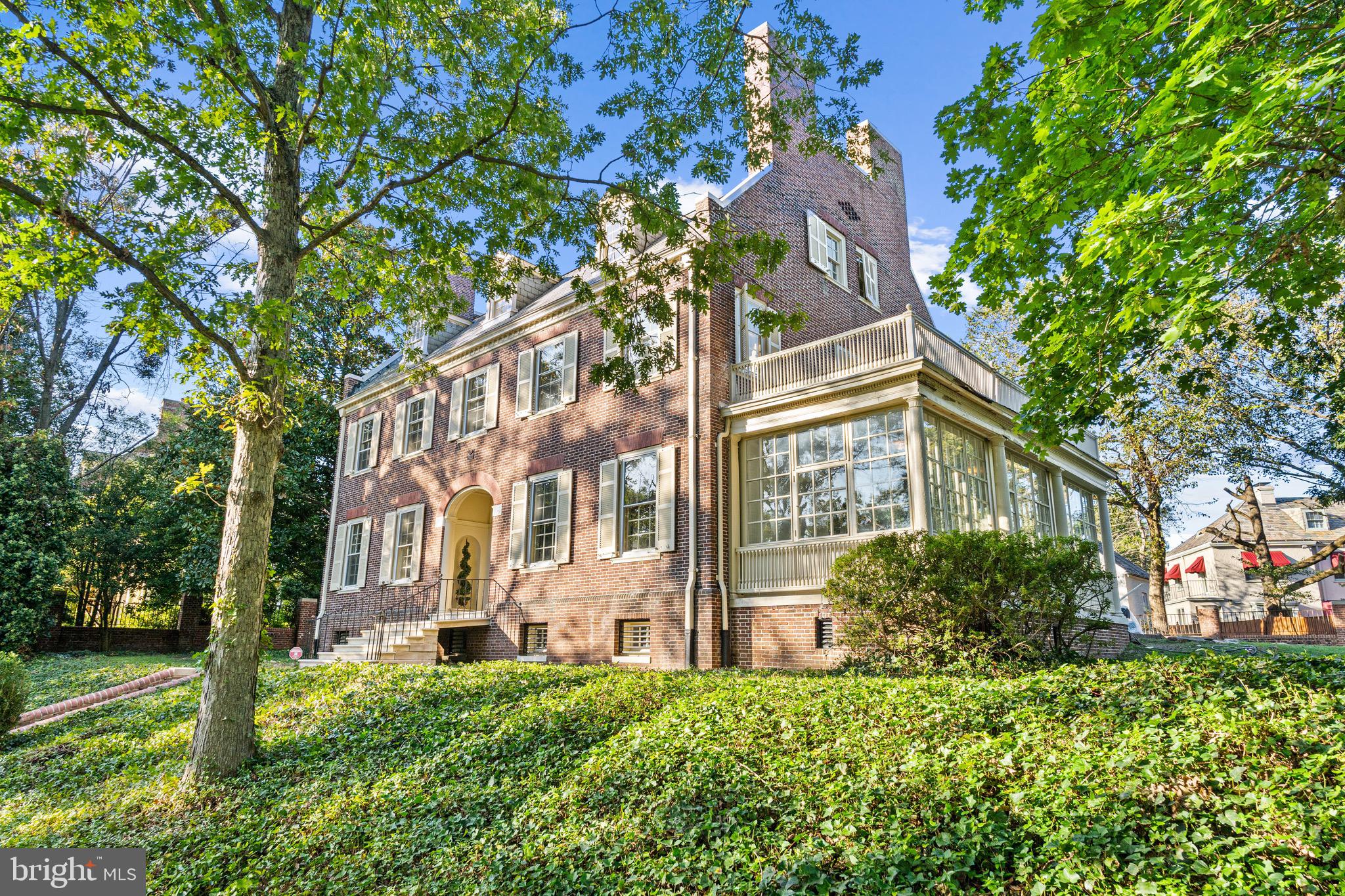 818 W University PARKWAY