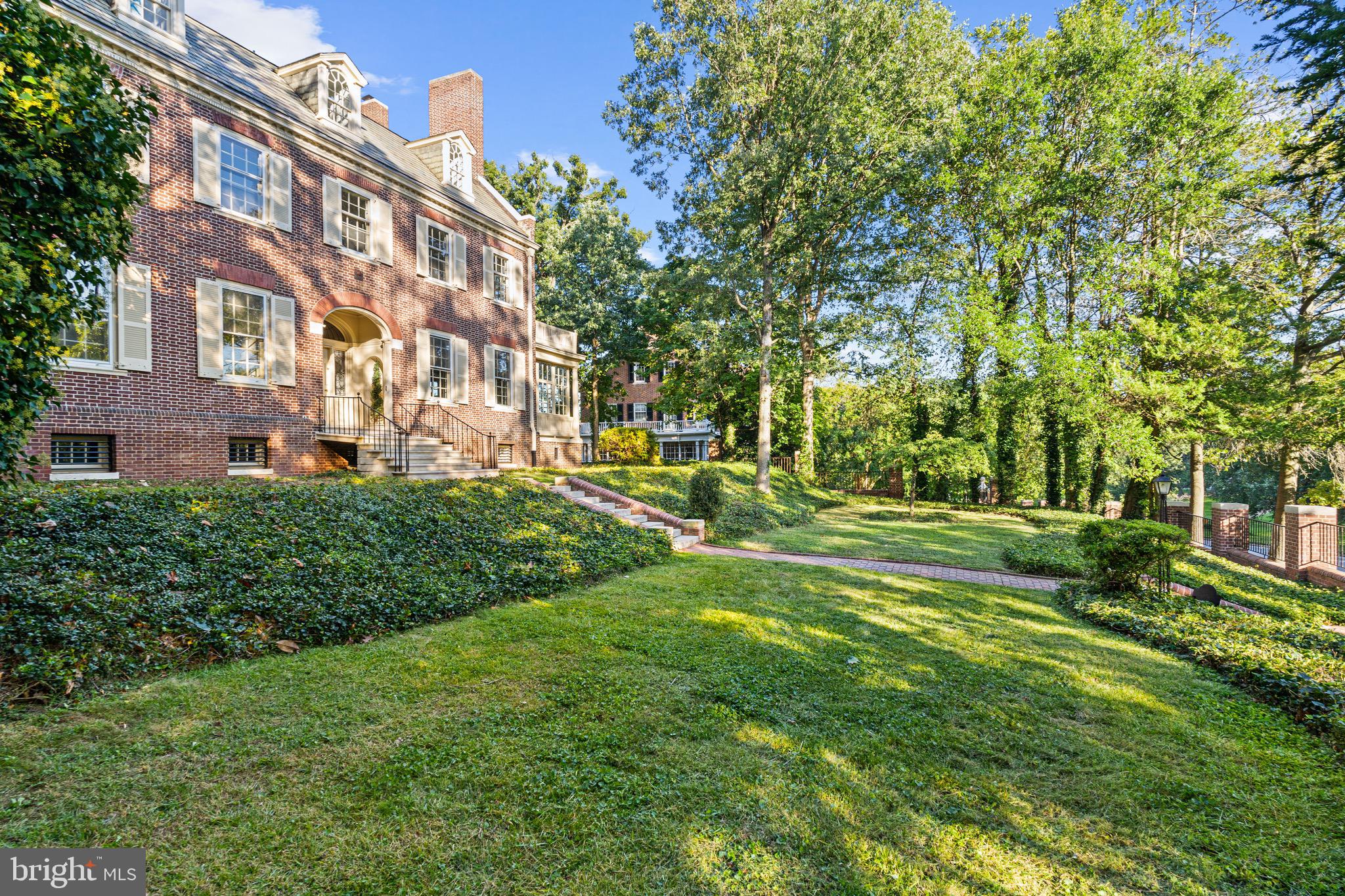818 W University PARKWAY