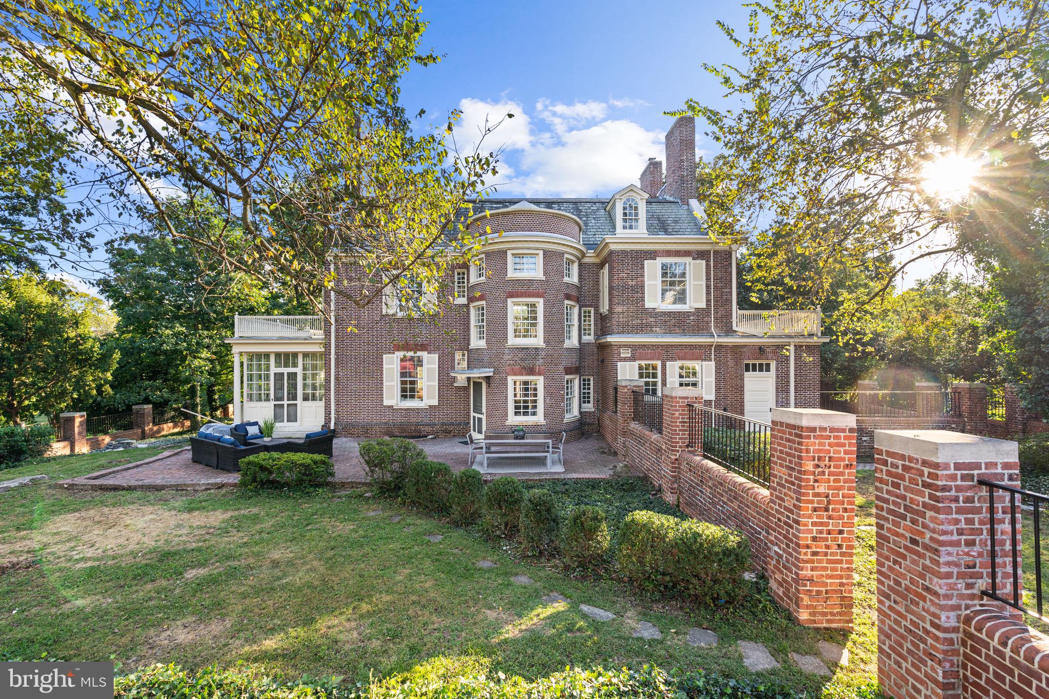 818 W University PARKWAY