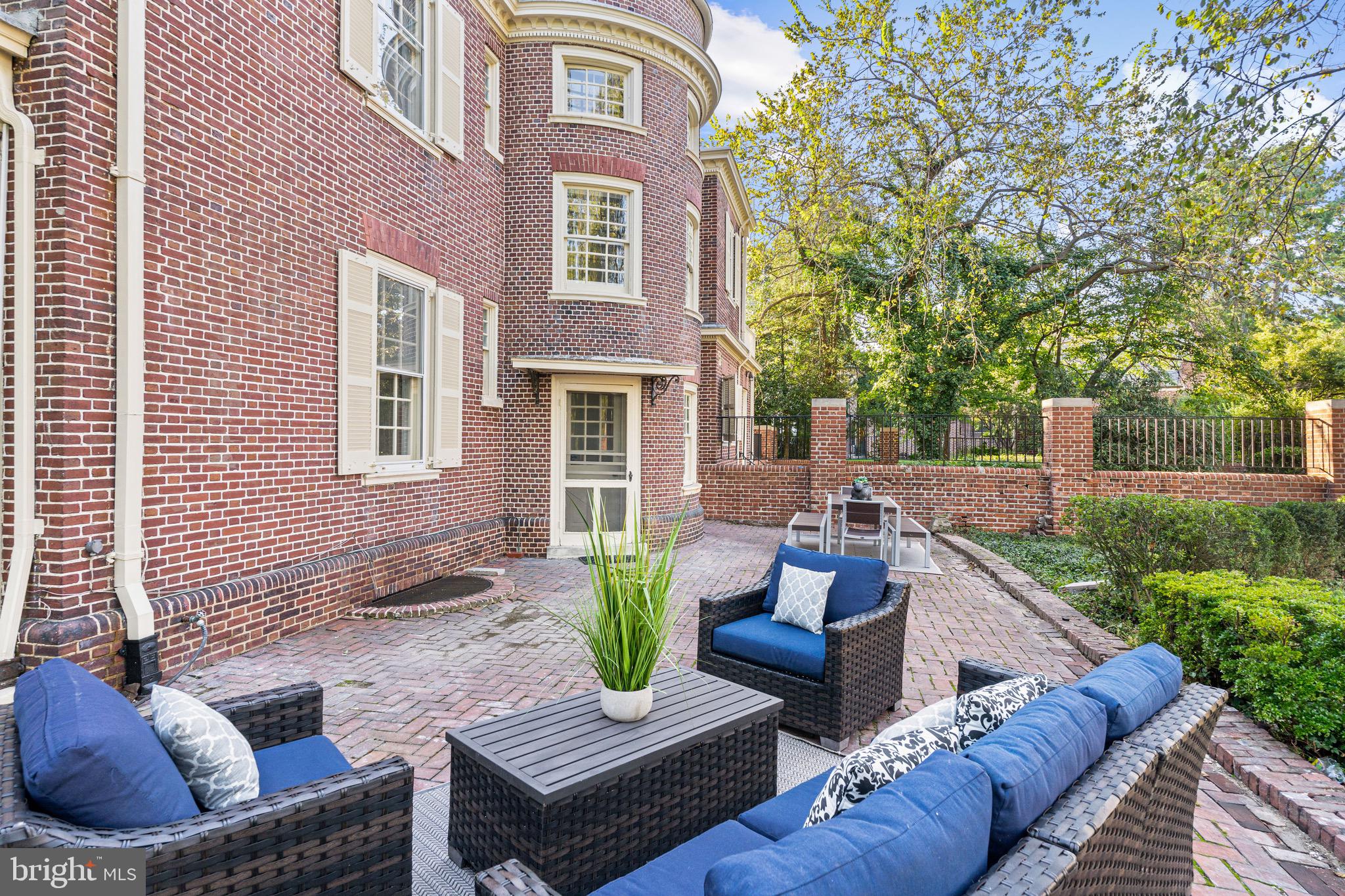 818 W University PARKWAY