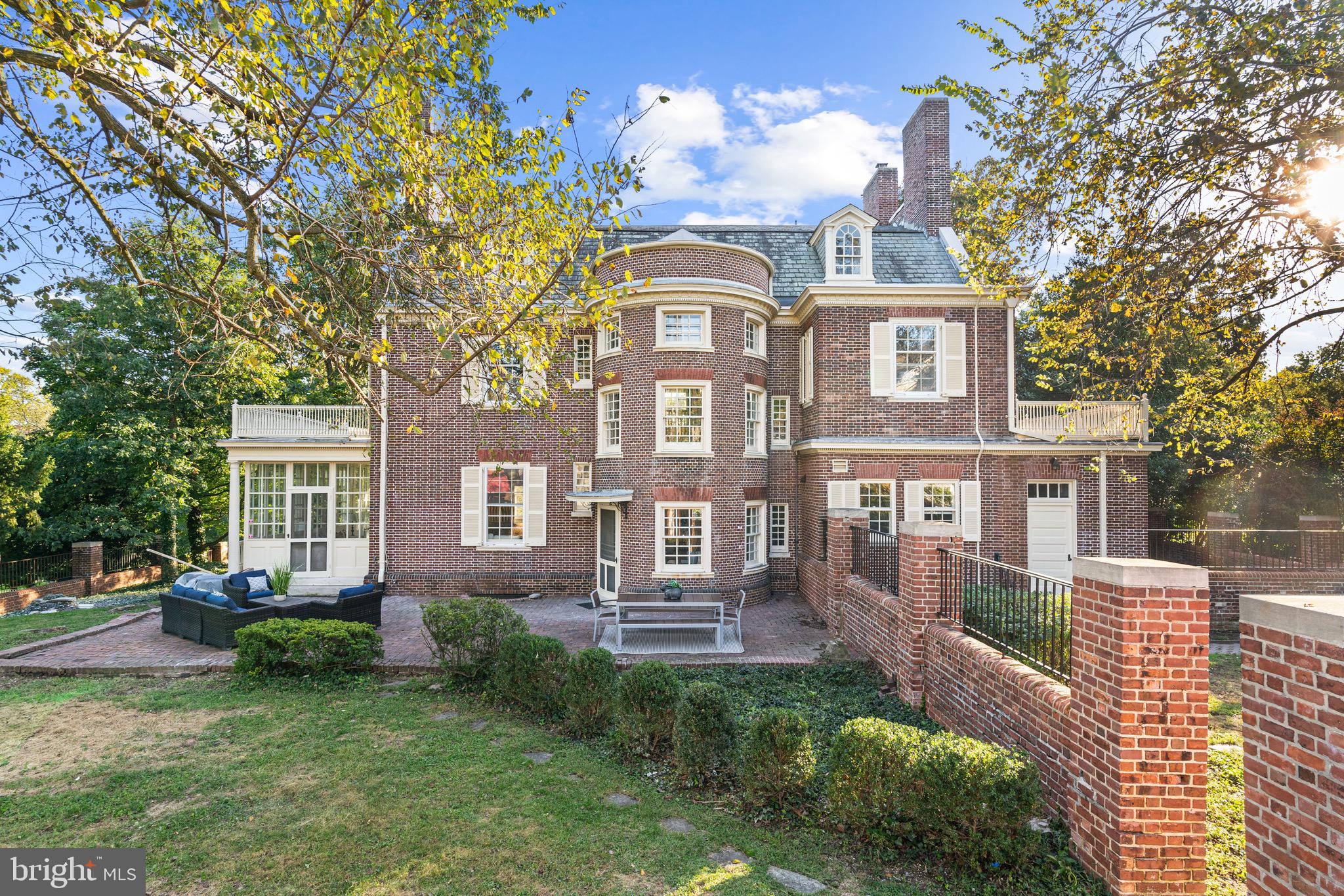 818 W University PARKWAY