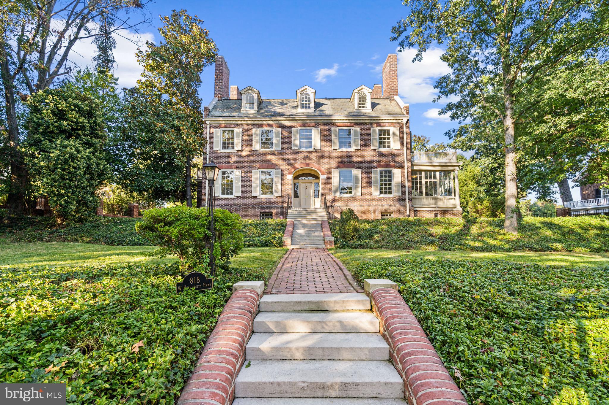 818 W University PARKWAY