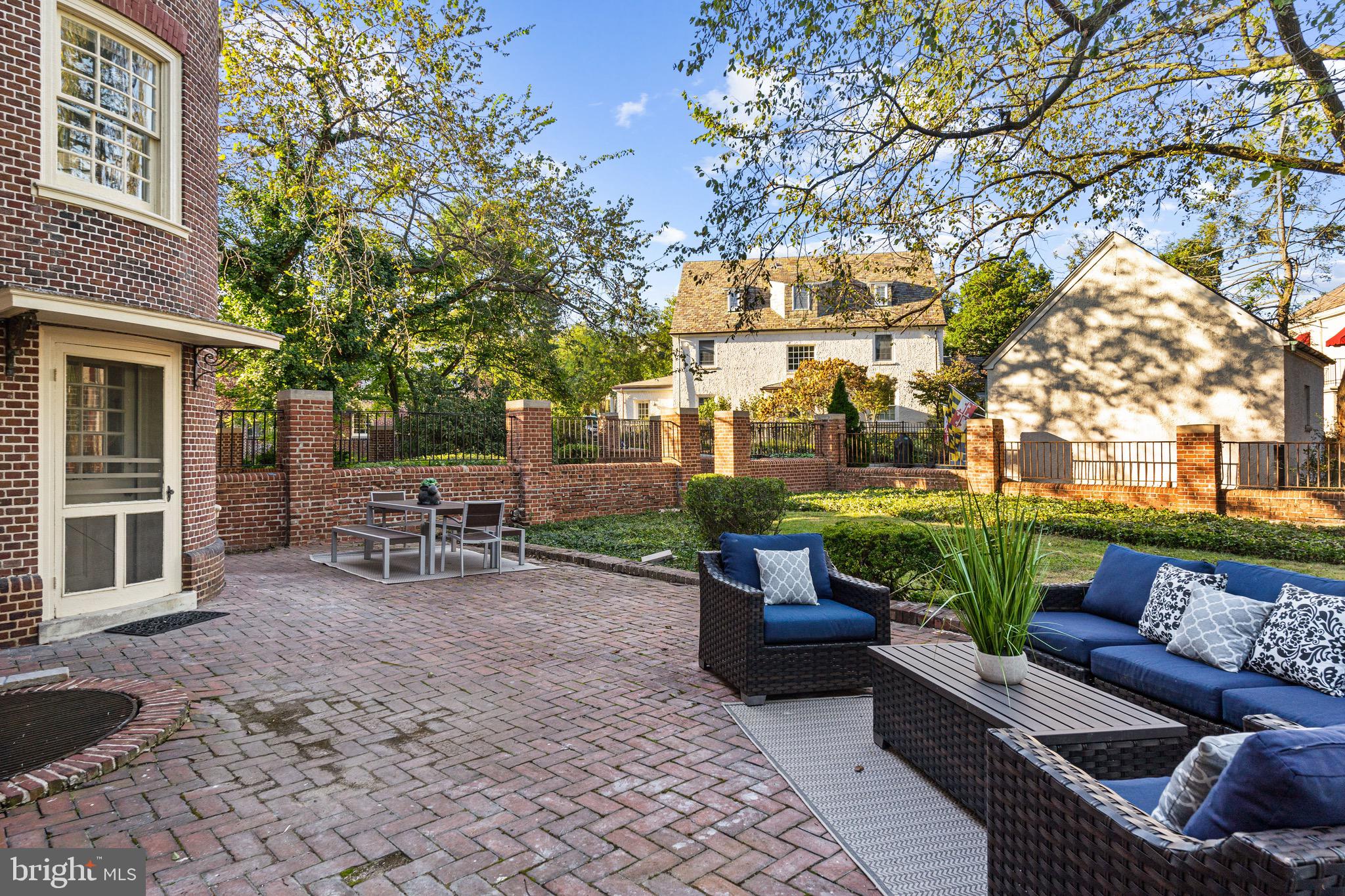 818 W University PARKWAY