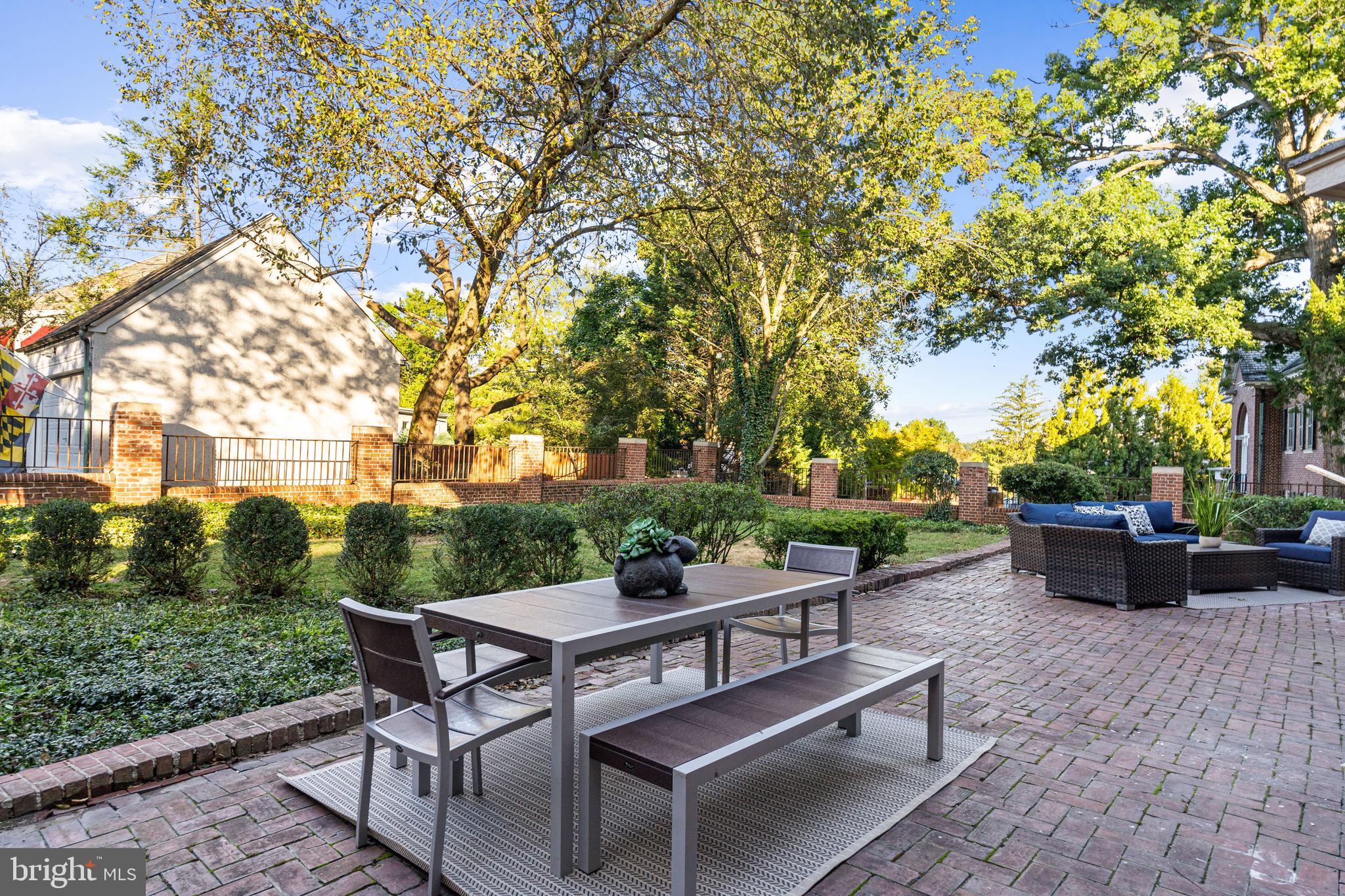 818 W University PARKWAY
