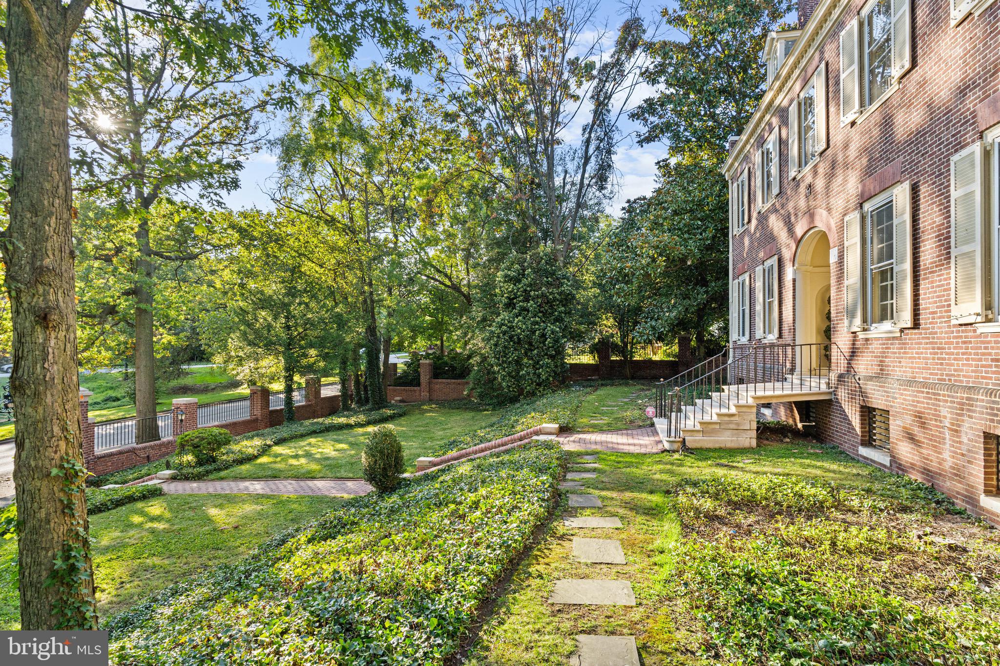 818 W University PARKWAY