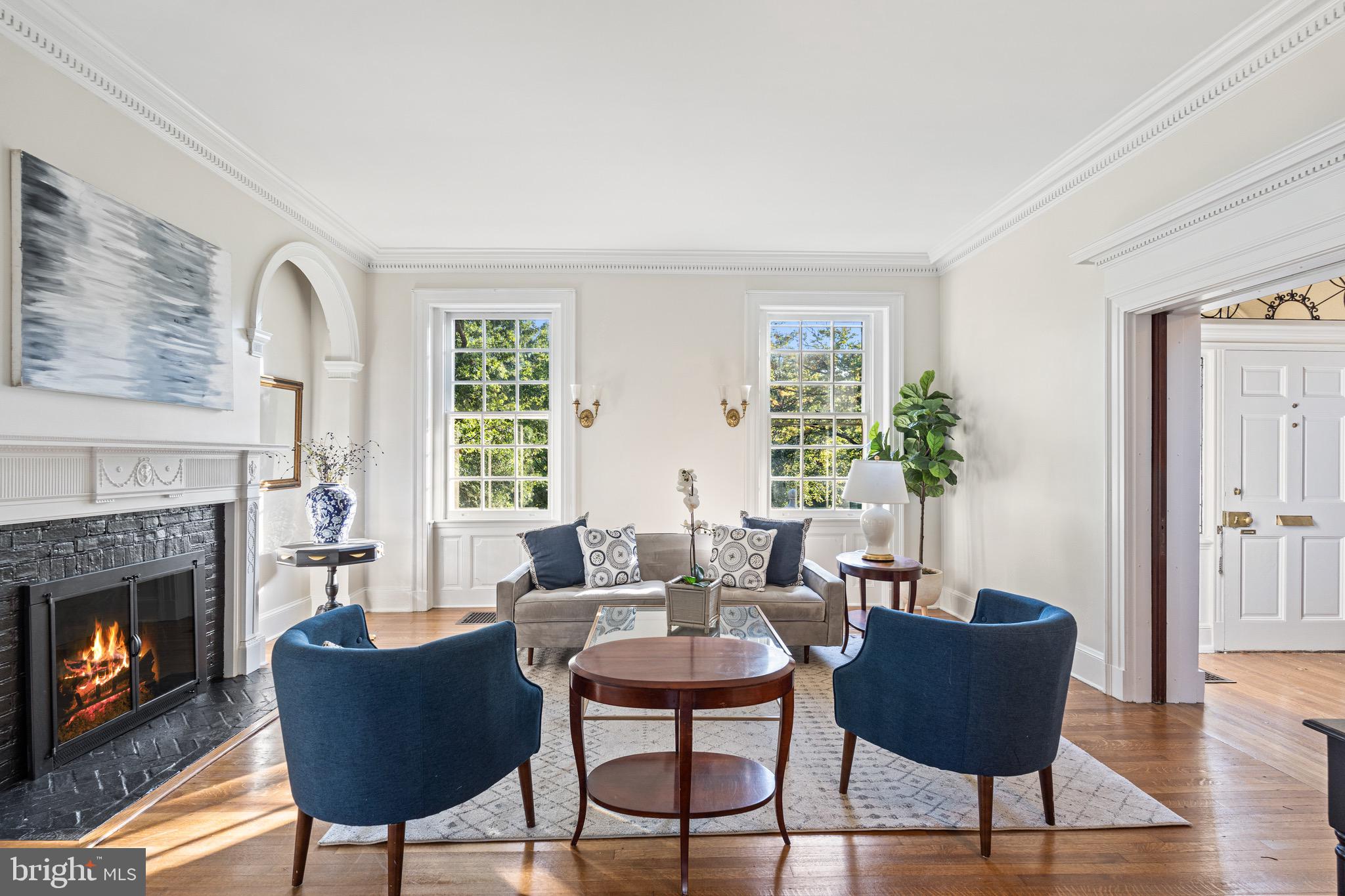 818 W University PARKWAY