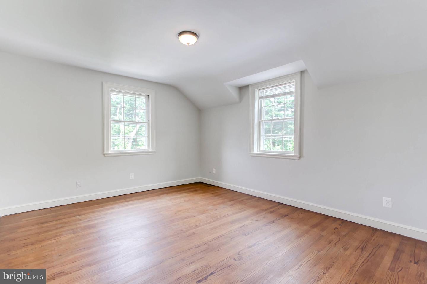 10 W Lake Ave