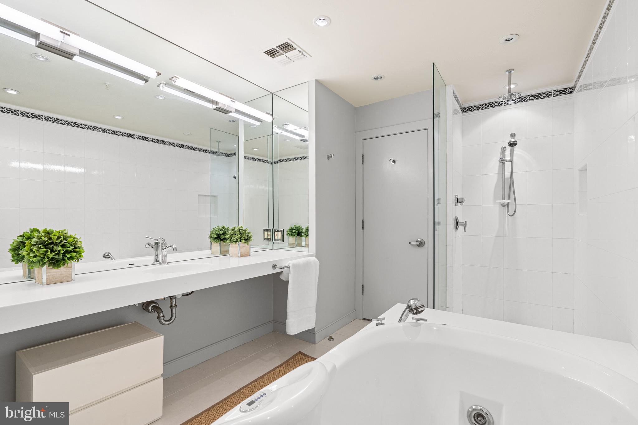 3801 Canterbury ROAD Unit: 1004