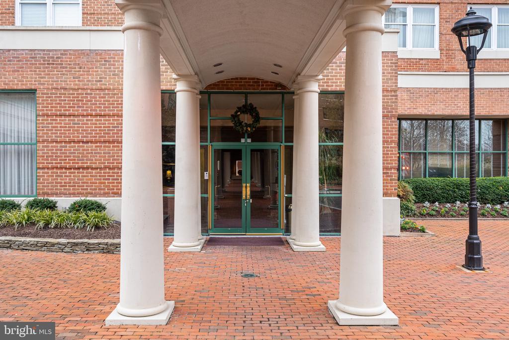 3801 Canterbury ROAD Unit: 1004