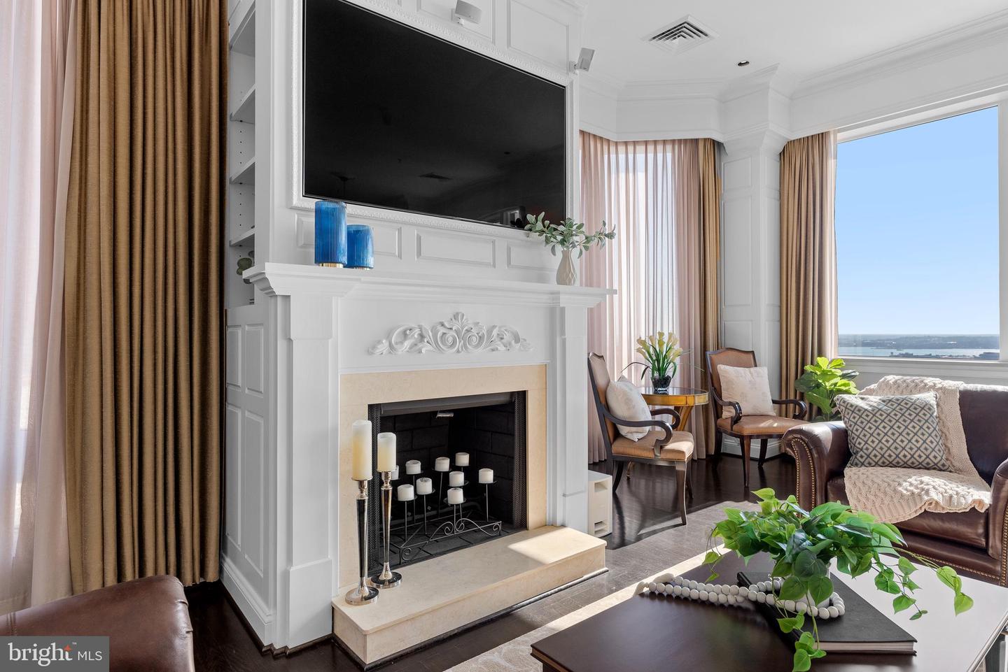 10 E Lee St #2804