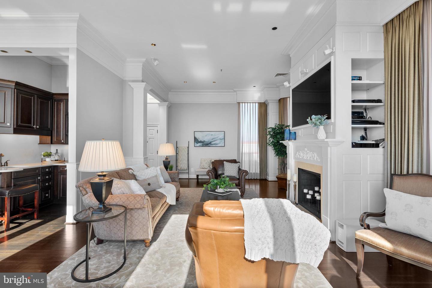 10 E Lee St #2804