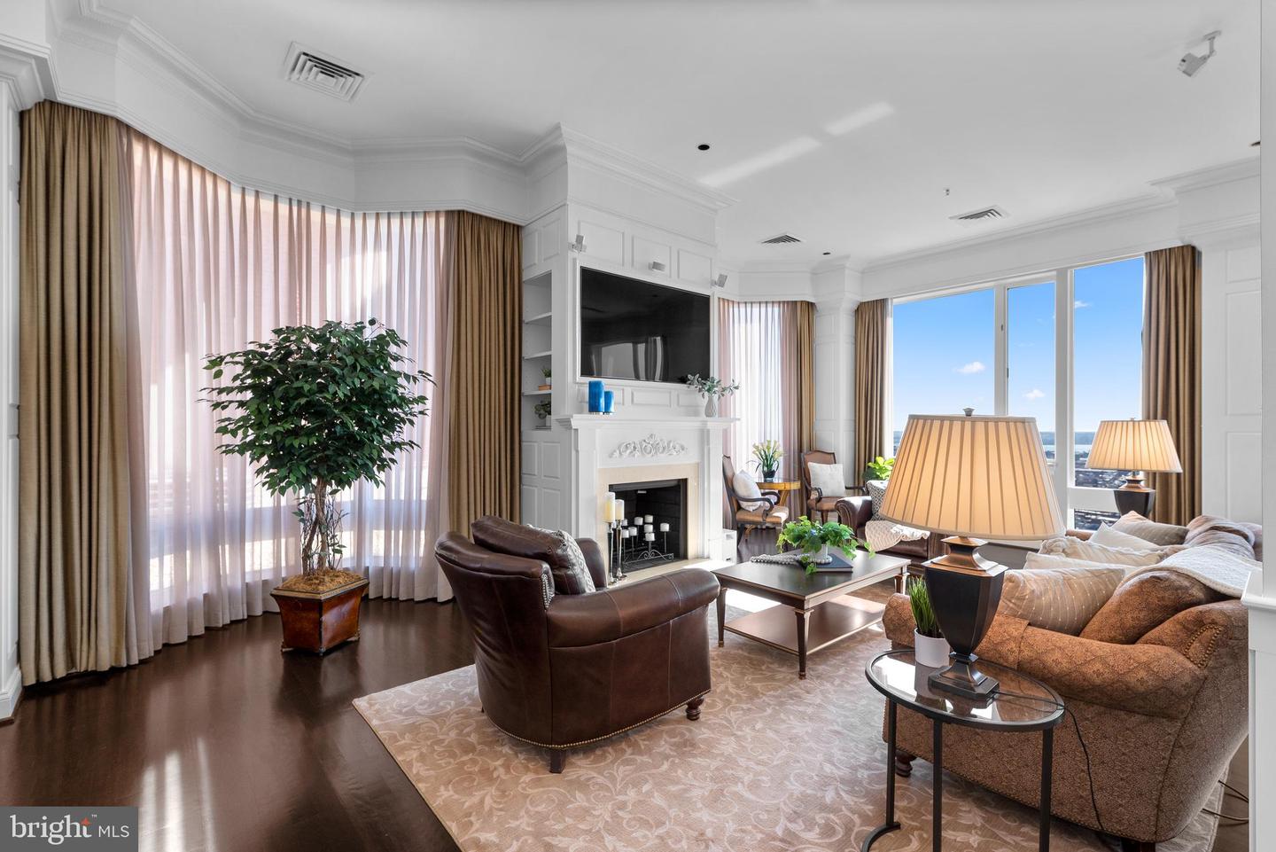 10 E Lee St #2804