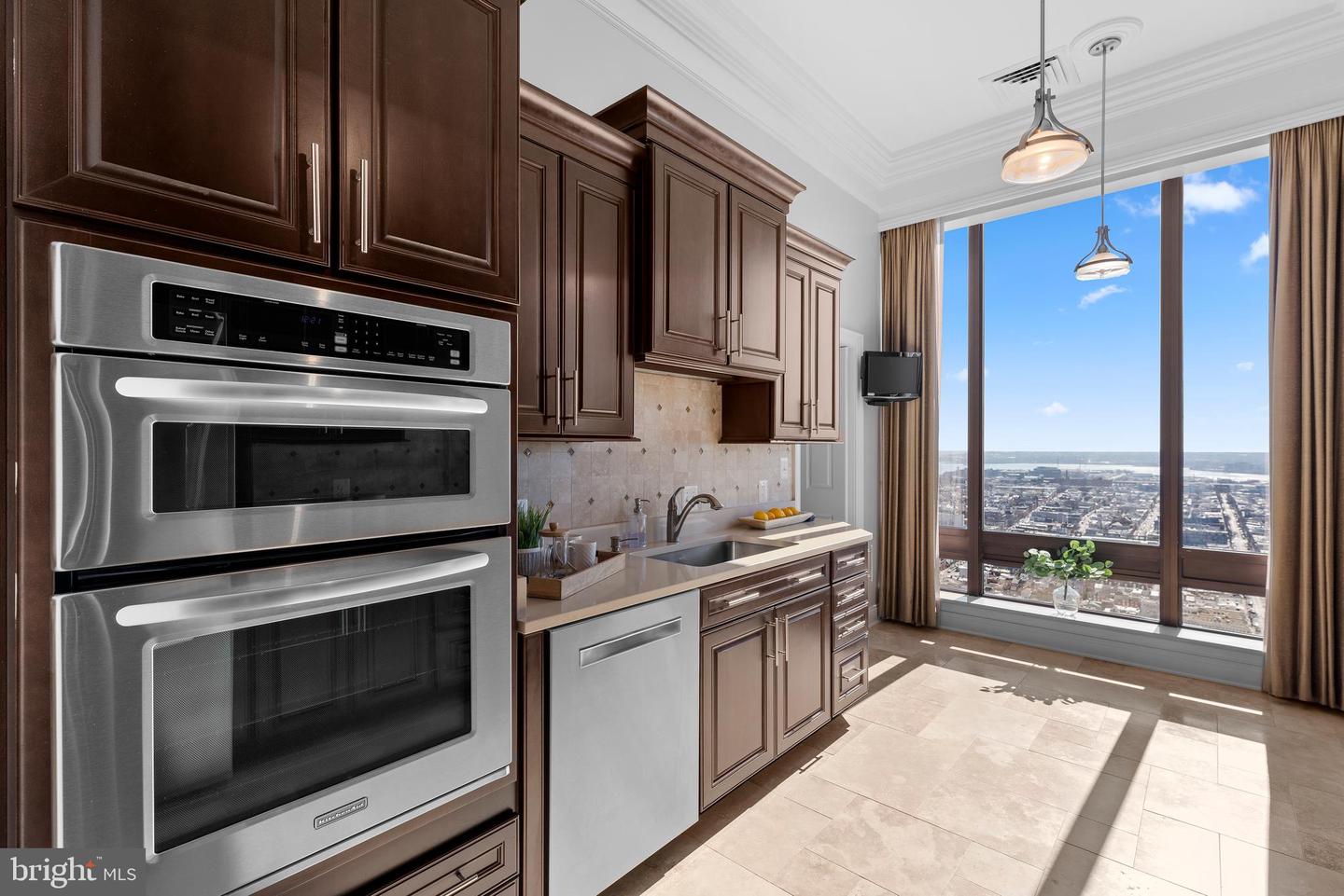 10 E Lee St #2804