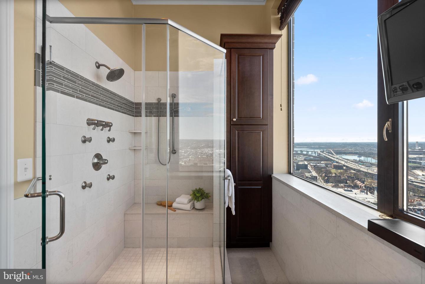 10 E Lee St #2804