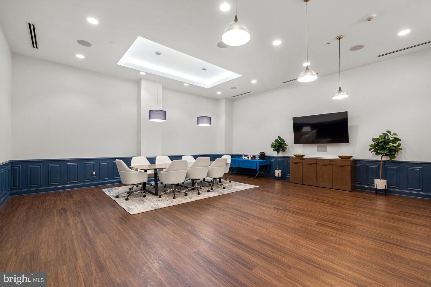 10 E Lee St #2804