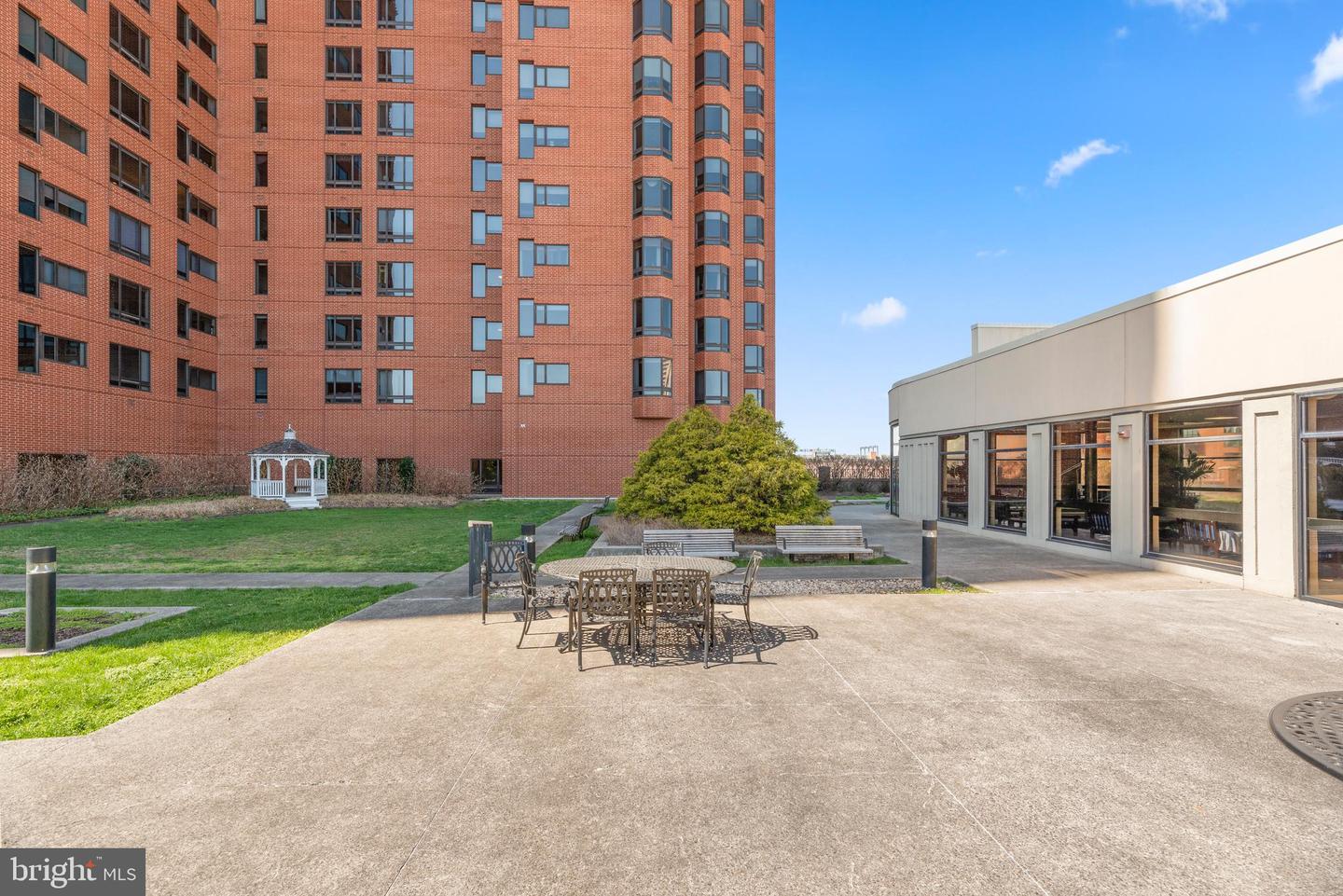 10 E Lee St #2804