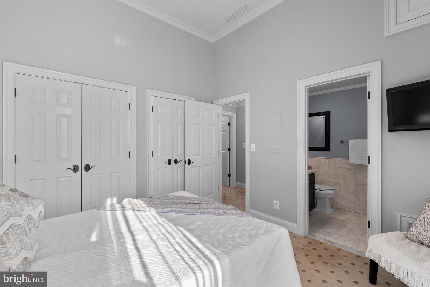 10 E Lee St #2804