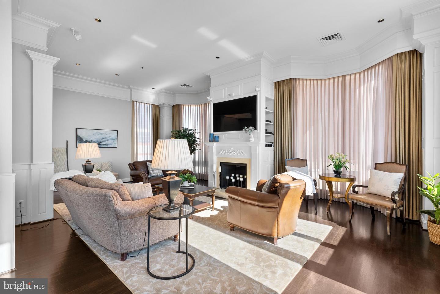 10 E Lee St #2804