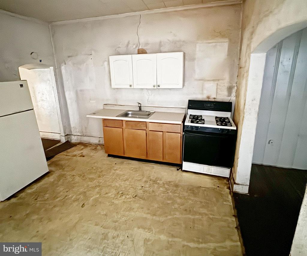 1242 James St