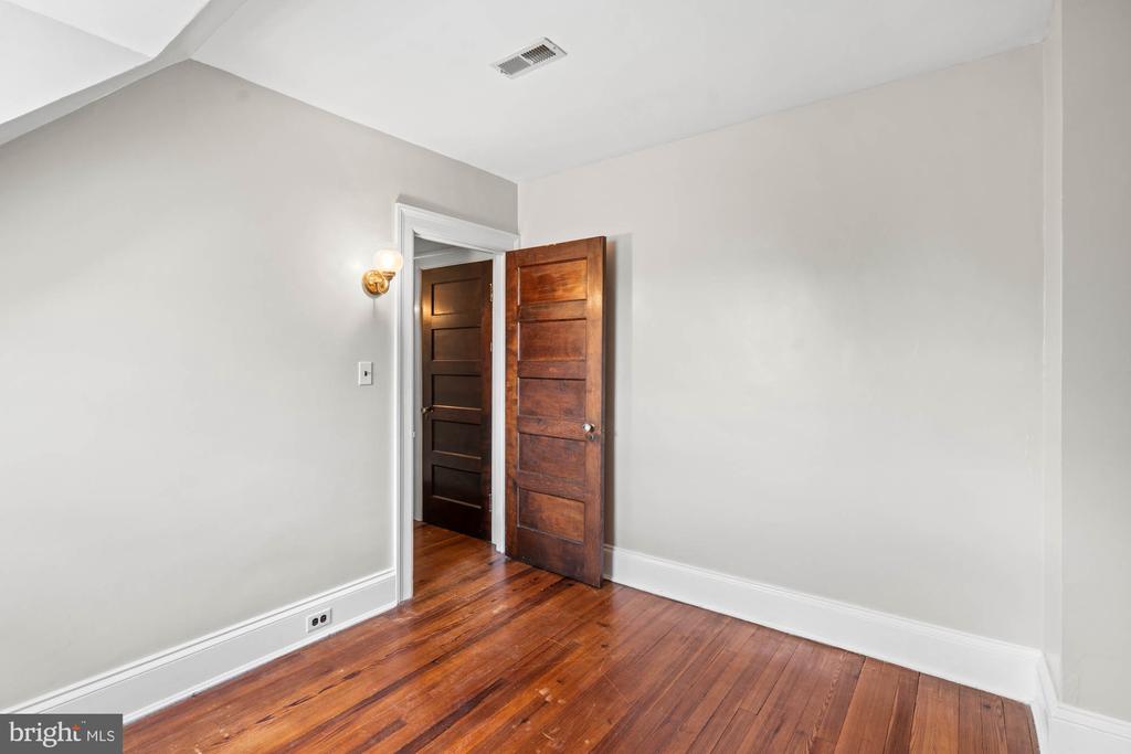 3933 Canterbury Rd