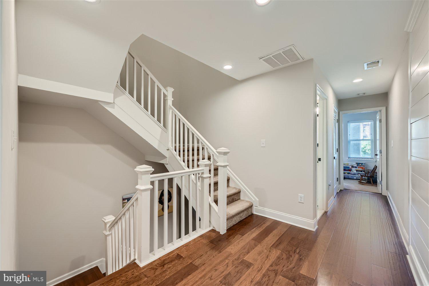 2056 LINDEN AVE