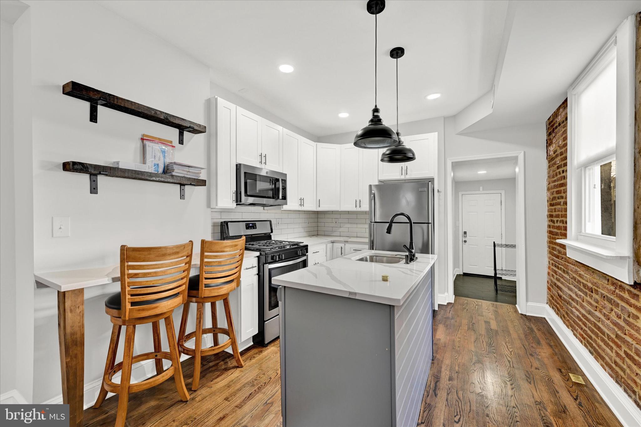 2 W BARNEY ST