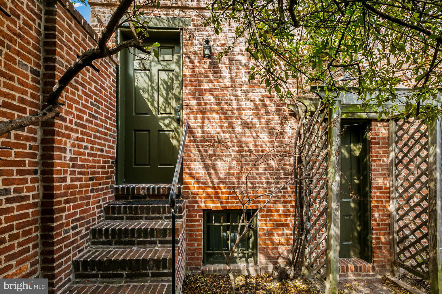 8 E MADISON ST