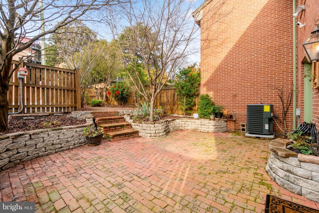 212 Bolton Pl
