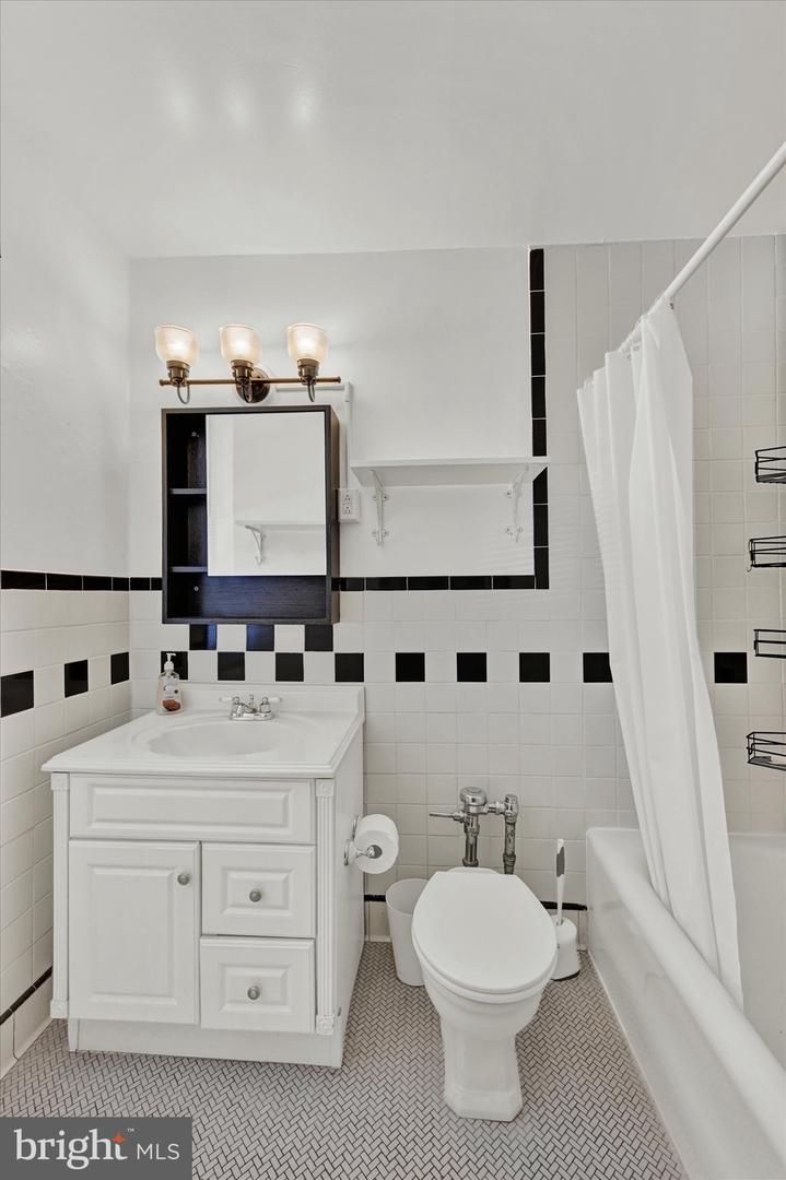 3401 GREENWAY #105