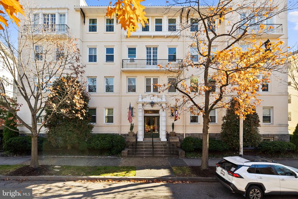 3405 GREENWAY 302