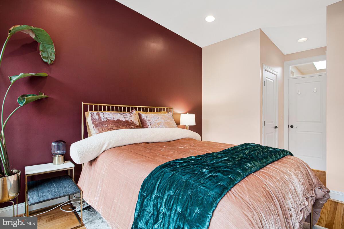 432 E CLEMENT STREET