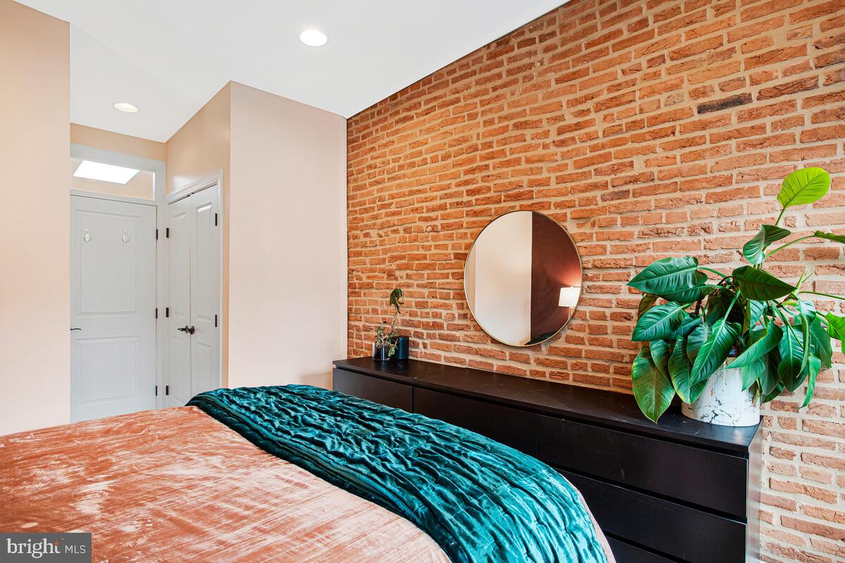 432 E CLEMENT STREET