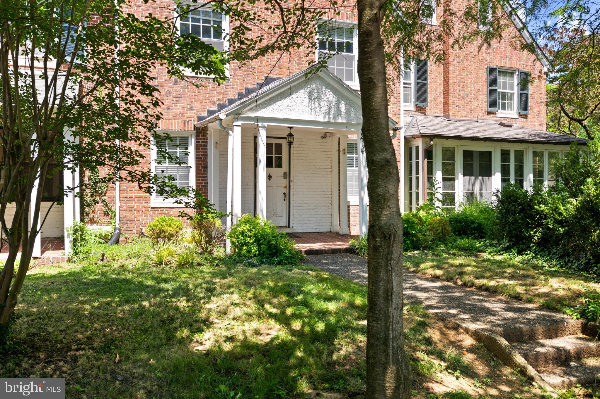 214 E UNIVERSITY PARKWAY