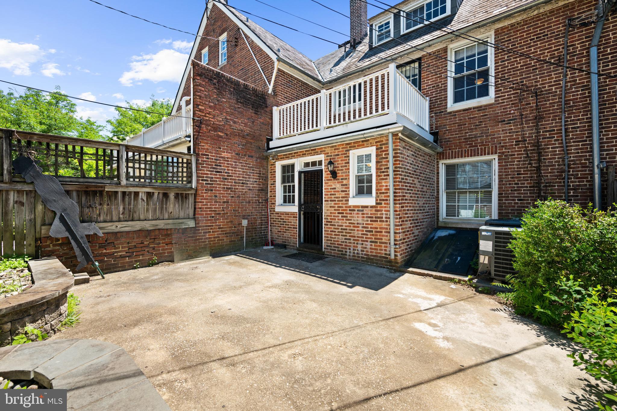 214 E UNIVERSITY PARKWAY