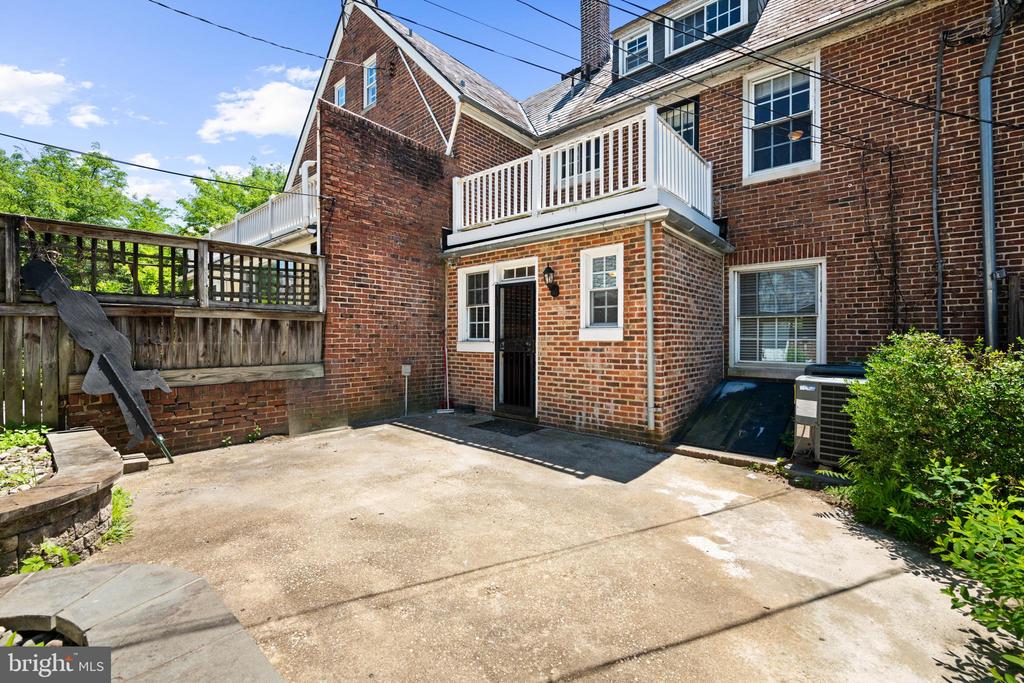 214 E UNIVERSITY PARKWAY