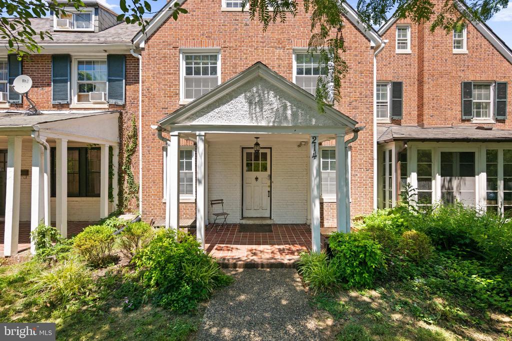214 E UNIVERSITY PARKWAY